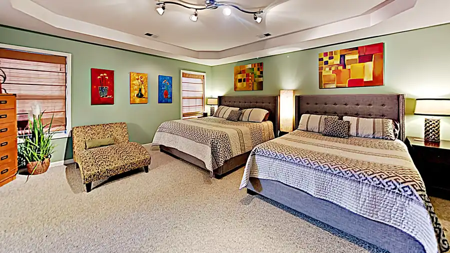 Primary suite (king + queen + en-suite bath)