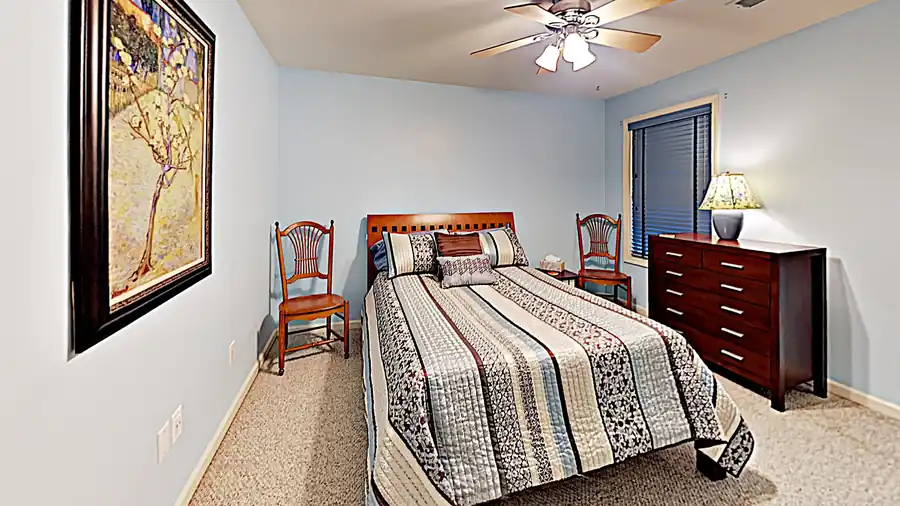 Double bedroom (upstairs, shared bath)